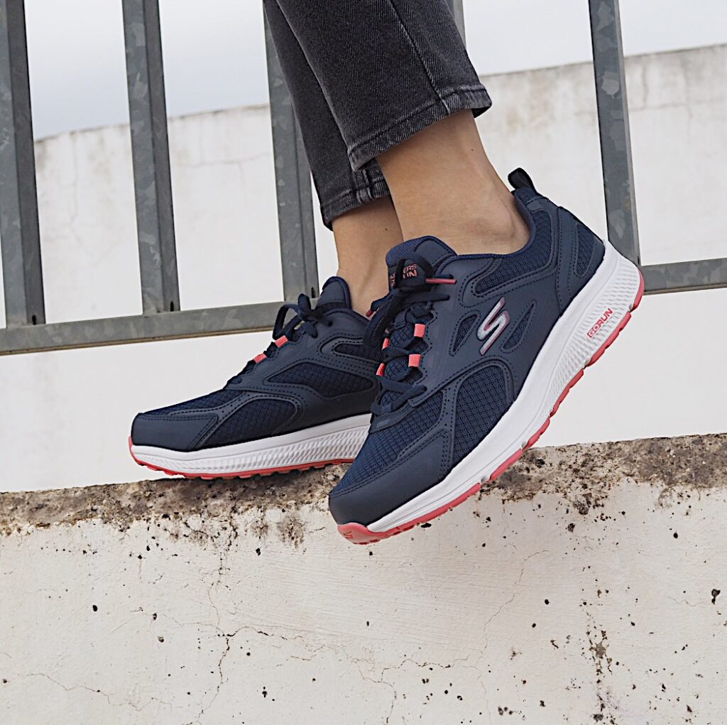 Skechers para el trabajo: las mejores formas de combinar tus zapatillas casual