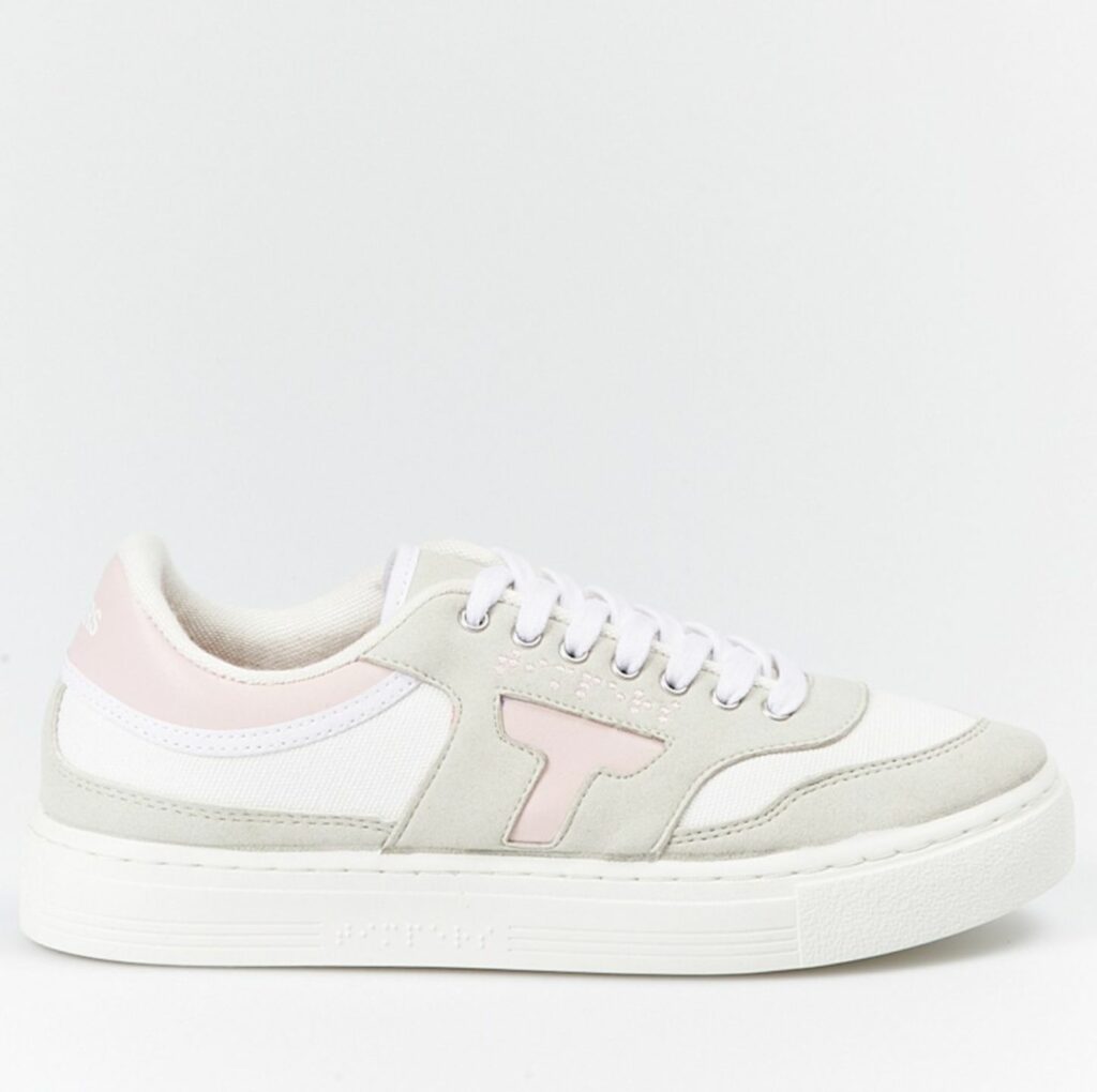 Cómo combinar zapatillas casual con vestidos y faldas