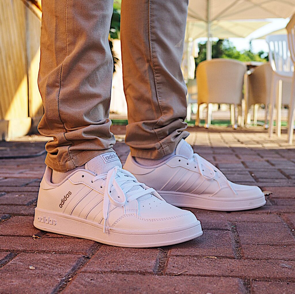 Con qué lavar tus sneakers blancas