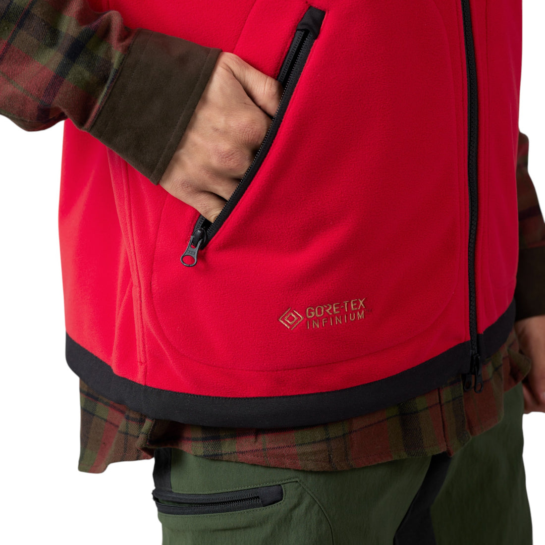 Detalle del bolsillo con cremallera y bordado GORE-TEX INFINIUM en la cara roja del chaleco Kamko.