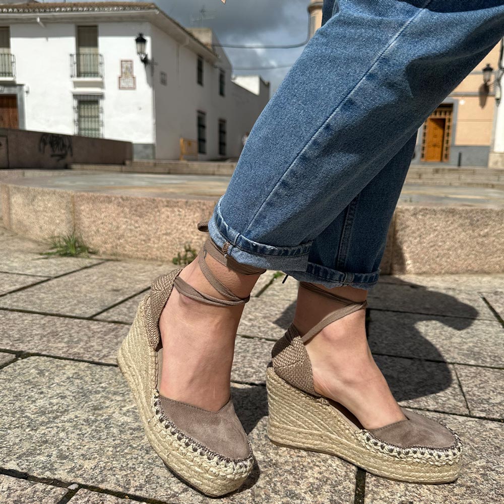 Alpargatas Corina Puntera Cosida M5380 Taupe - imagen 2