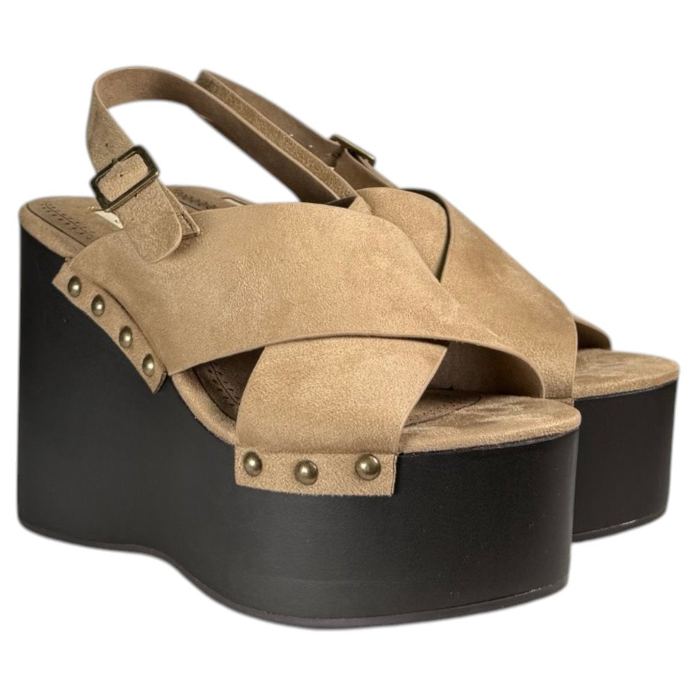 Sandalias Corina Cuña Tachas M6367 Arena - imagen 3