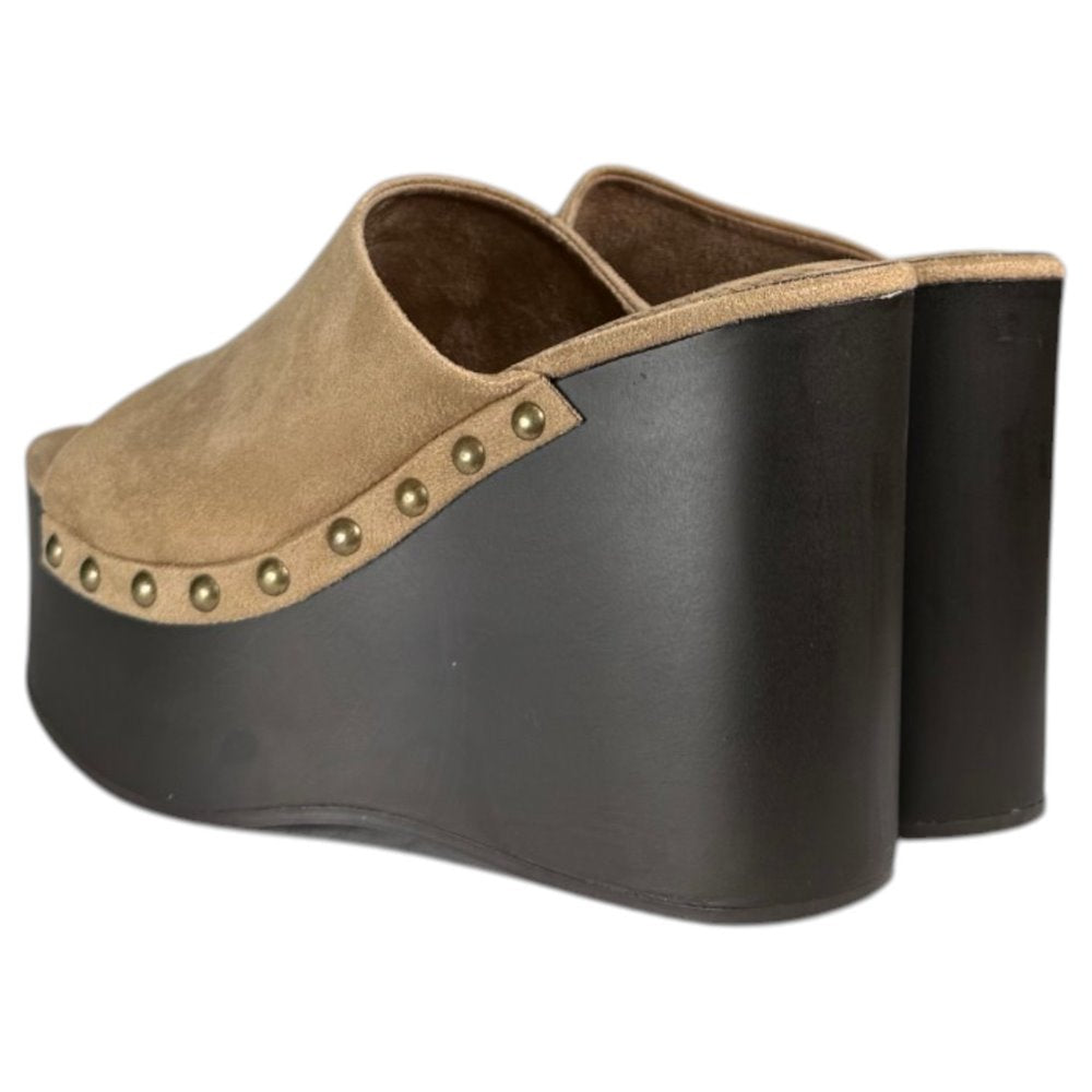 Zuecos Corina Cuña Tachas M6368 Arena - imagen 6