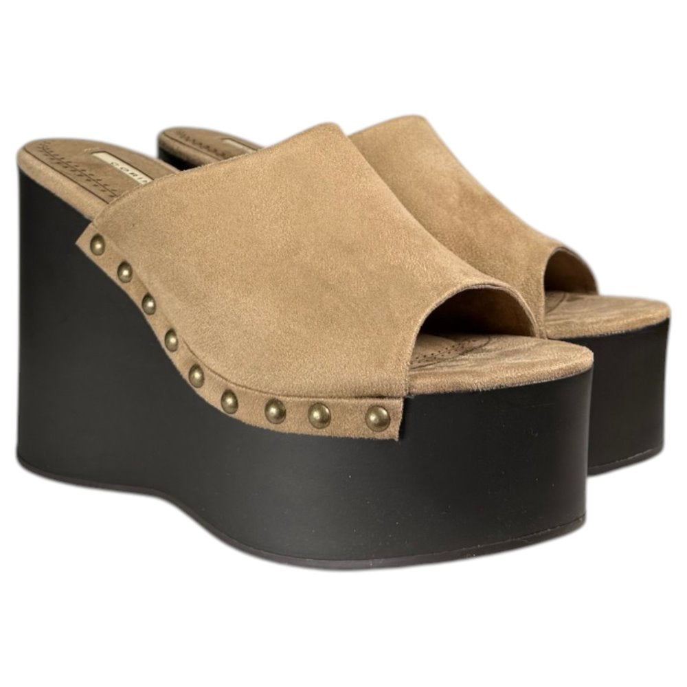 Zuecos Corina Cuña Tachas M6368 Arena - imagen 3